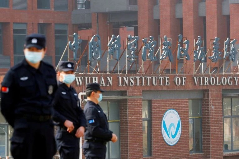 Lee más sobre el artículo Revelaron que científicos del laboratorio de Wuhan se enfermaron con síntomas similares al coronavirus poco antes del inicio de la pandemia en China