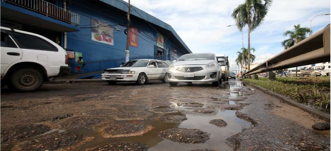 Lee más sobre el artículo Alcaldía identifica 300 baches en la ciudad y anuncia cambio de losetas en el centro