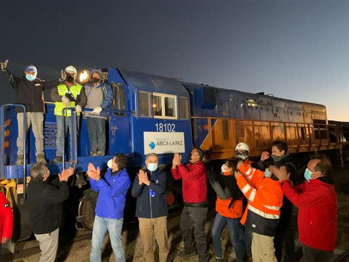 Lee más sobre el artículo Tren de carga llega a Visviri y entrega cargamento a ferrocarril boliviano con destino a Oruro