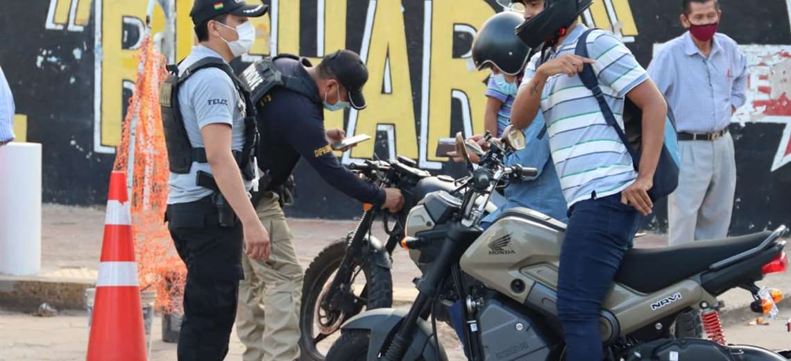 Lee más sobre el artículo Policía inicia controles a motociclistas para prevenir atracos en Santa Cruz