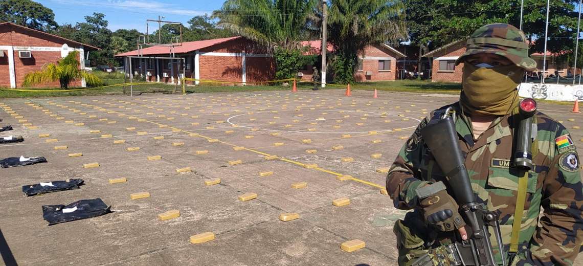 Lee más sobre el artículo Policía secuestra 305 kilos de cocaína en una pista clandestina de Beni