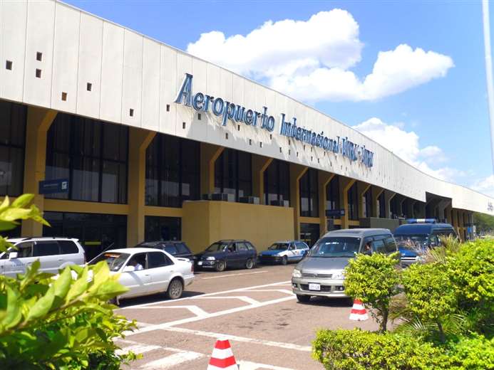 Lee más sobre el artículo Ante la queja de pasajeros, Aduana implementa sistema de atención rápida en Viru Viru
