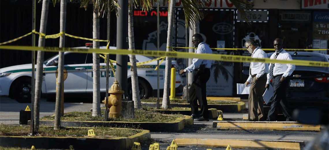 Lee más sobre el artículo Dos muertos y 20 heridos en un tiroteo en Miami