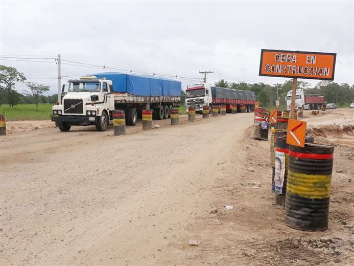 Lee más sobre el artículo Transportistas de Yapacaní dan 72 horas de plazo para reanudar el arreglo de vías