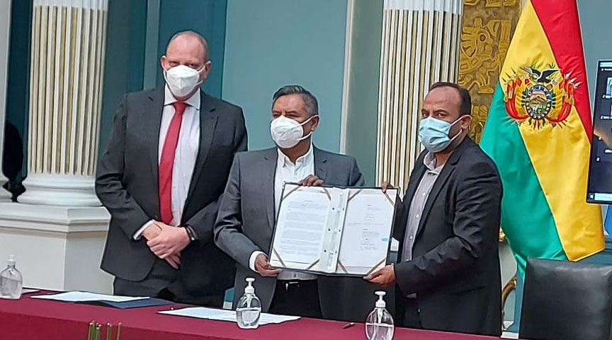 Lee más sobre el artículo Bolivia firma acuerdo para la producción de hasta 15 millones de vacunas y gestiona la patente ante la OMC