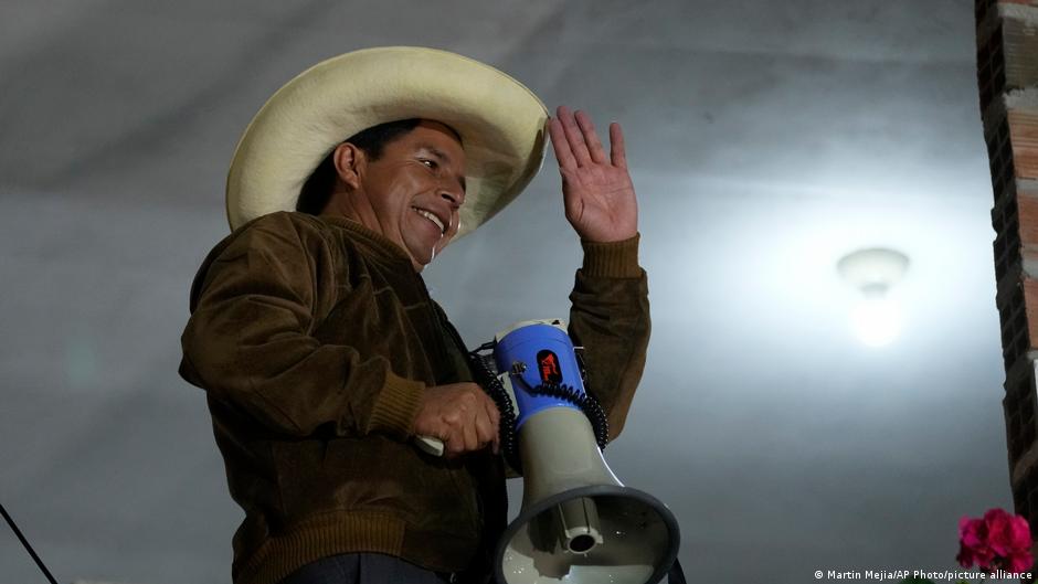 Lee más sobre el artículo Pedro Castillo lidera balotaje en Perú por escaso margen