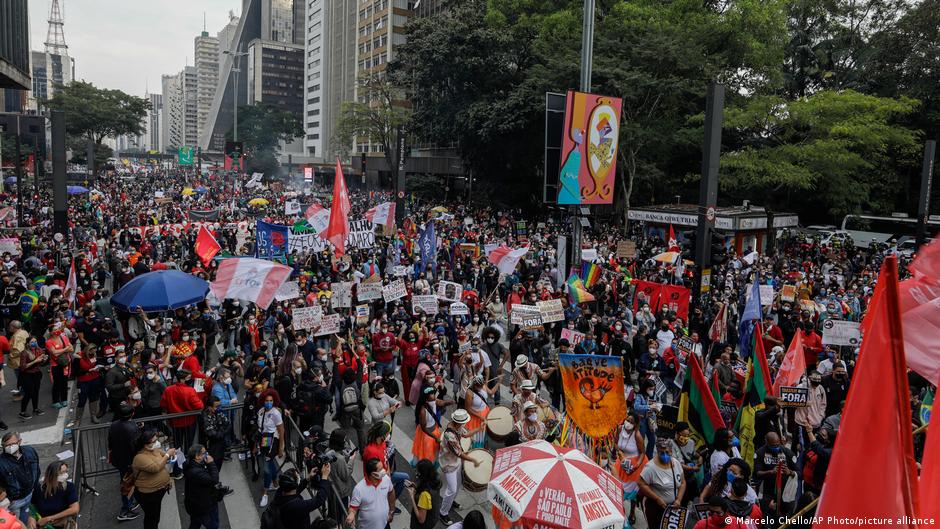 Lee más sobre el artículo Brasileños se lanzan a las calles en protestas contra Bolsonaro