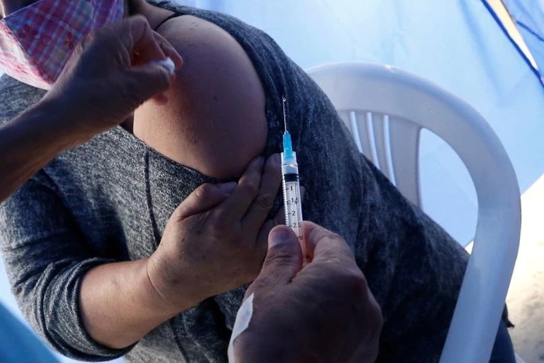 Lee más sobre el artículo Chile logró su primera meta una semana antes de lo previsto: ya vacunó con al menos una dosis al 80% de su población mayor de 16 años