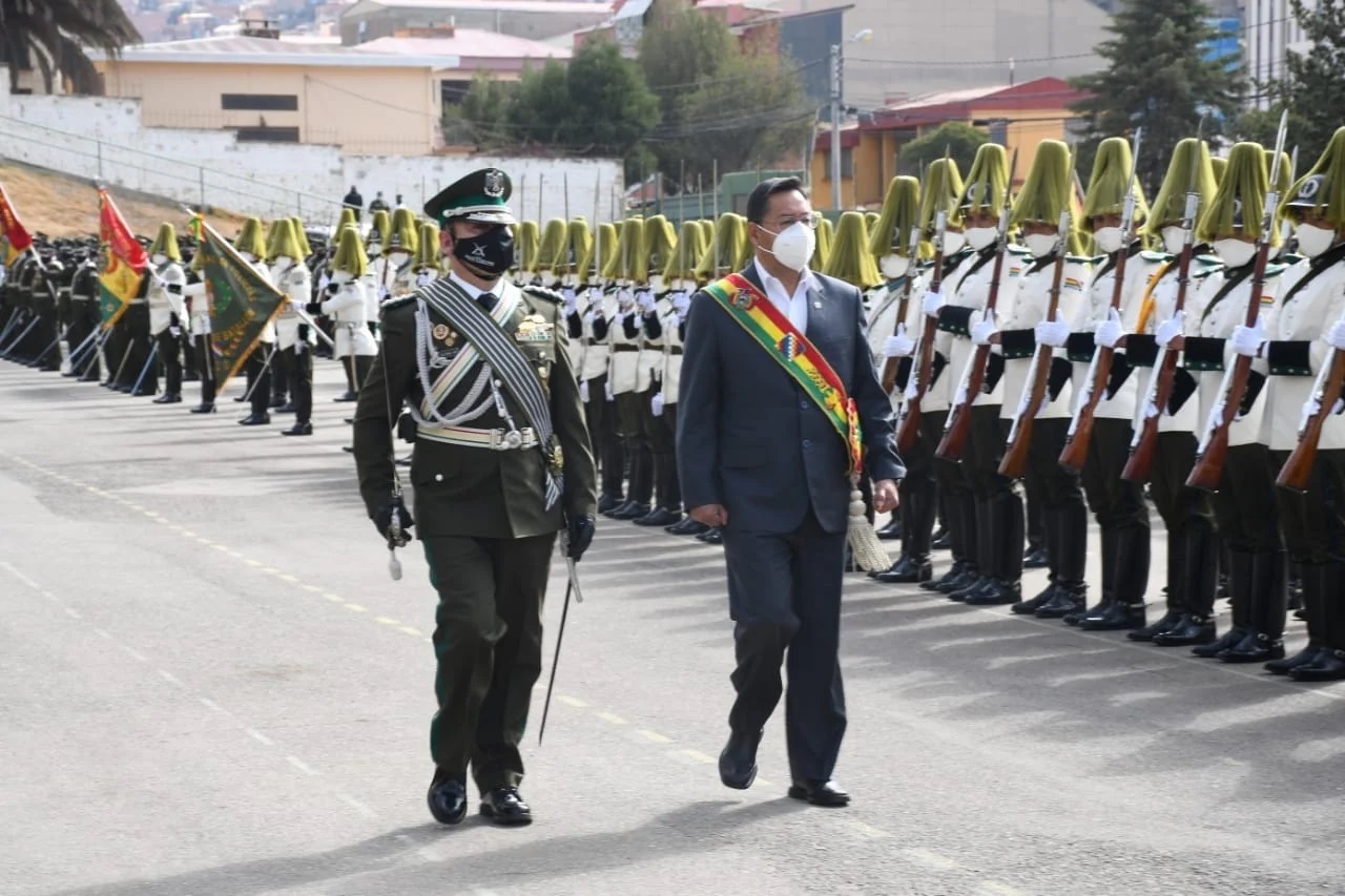 Lee más sobre el artículo Arce pide a la Policía «nunca más arrancar la wiphala» de sus uniformes