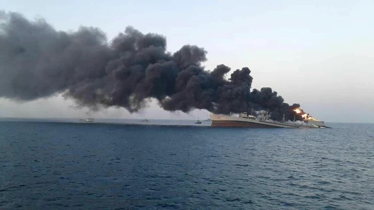 Lee más sobre el artículo Se hundió el mayor barco de la Armada de Irán tras sufrir un incendio en el golfo de Omán