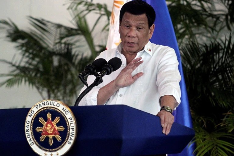 Lee más sobre el artículo Rodrigo Duterte, presidente de Filipinas: “Si no quieren vacunarse, los arrestaré y les inyectaré la vacuna en el trasero”