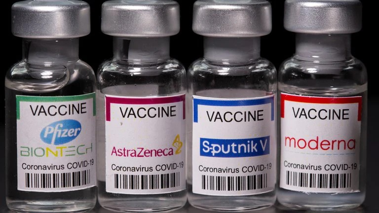 Lee más sobre el artículo Nuevos estudios sugieren que combinar dosis de dos vacunas diferentes contra el COVID-19 puede ser incluso mejor que repetir la misma