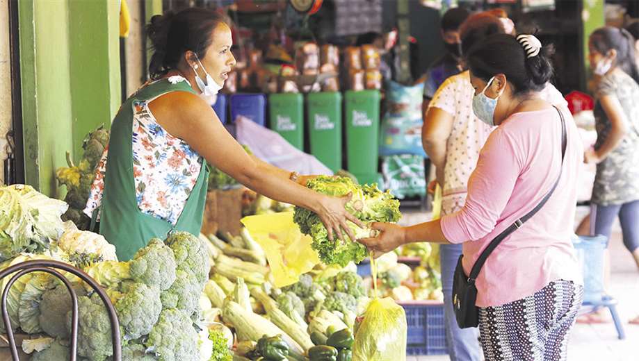 Lee más sobre el artículo Sobreoferta y contrabando bajan los precios de papa, tomate, cebolla y carne de pollo