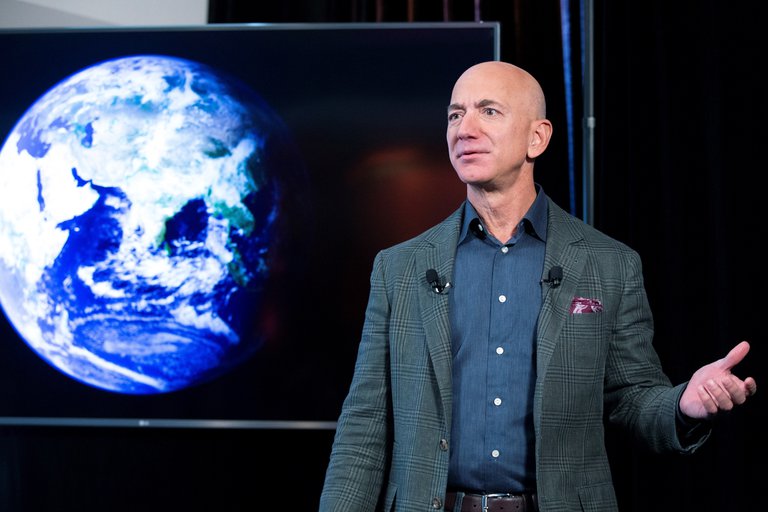 Lee más sobre el artículo Jeff Bezos deja de ser CEO de Amazon: a qué se dedicará el hombre más rico de la Tierra