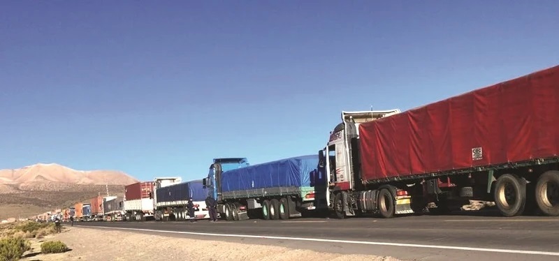 Lee más sobre el artículo 500 camiones varados en la frontera con Chile y una enfermera para covid