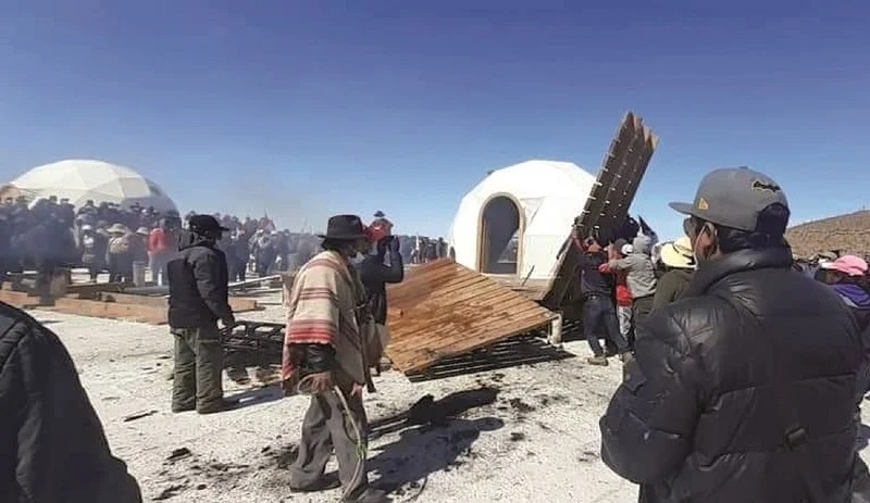 Lee más sobre el artículo Quema de domos en Uyuni: Kachi Lodge revela que la Policía no acudió y analiza irse del país