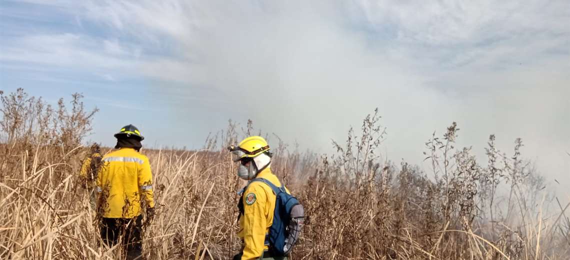 Lee más sobre el artículo Incendio en ANMI San Matías está bajo control, pero demorará unos días apagar el fuego