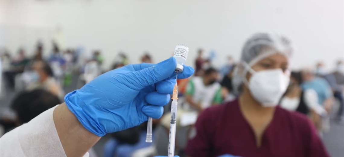 Lee más sobre el artículo Por segundo día consecutivo, Santa Cruz bate récord con 37.733 vacunados en un solo día