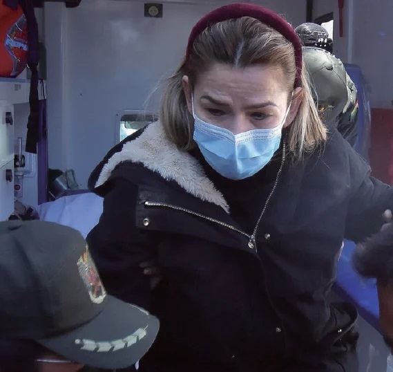 Lee más sobre el artículo Ribera y Carvajal hacen gira por Añez y víctimas de Senkata protestan en La Paz