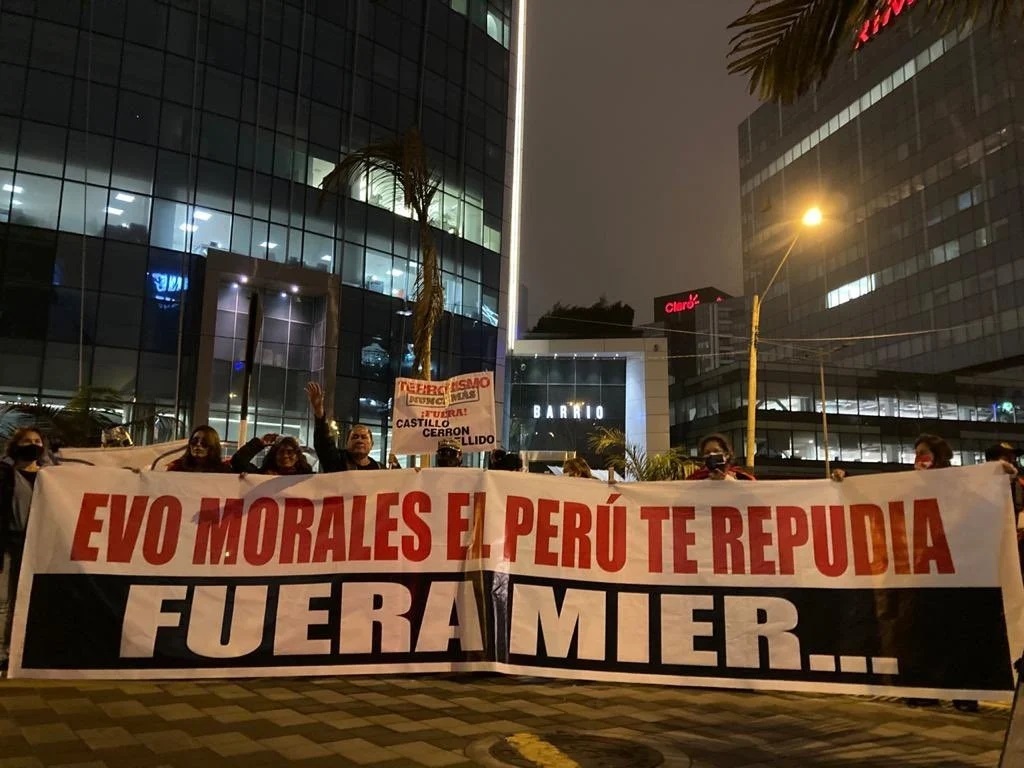 Lee más sobre el artículo Evo llega a Lima en medio de críticas y una vigilia de rechazo fuera de su hotel