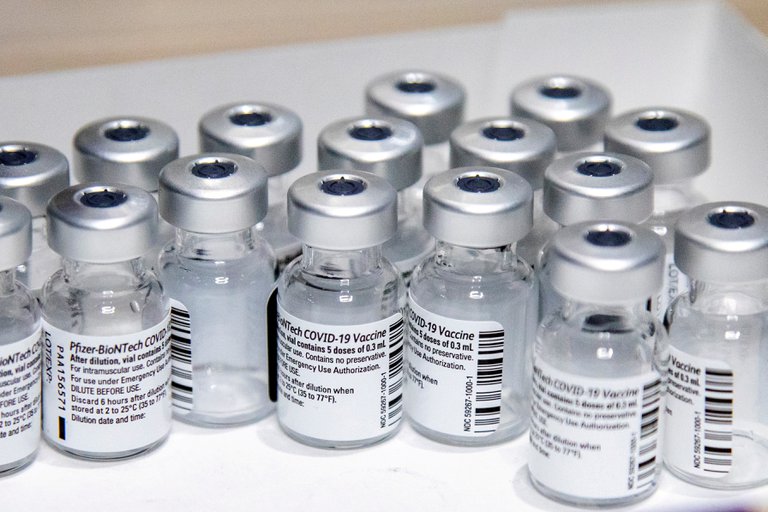 Lee más sobre el artículo Estados Unidos buscará fabricar mil millones de dosis anuales de la vacuna contra el COVID para distribuir en el mundo