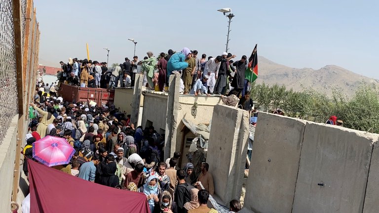 Lee más sobre el artículo Los talibanes prohibieron a los afganos ir al aeropuerto de Kabul controlado por Estados Unidos para huir del país