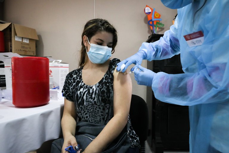 Uruguay abrió el registro para aplicar terceras y cuartas dosis de la vacuna de Pfizer contra el coronavirus a la población inmunizada con Sinovac