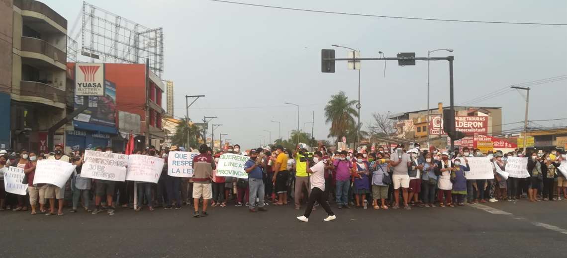 Lee más sobre el artículo Comerciantes bloquean el segundo anillo, piden desalojar a los ambulantes de La Ramada