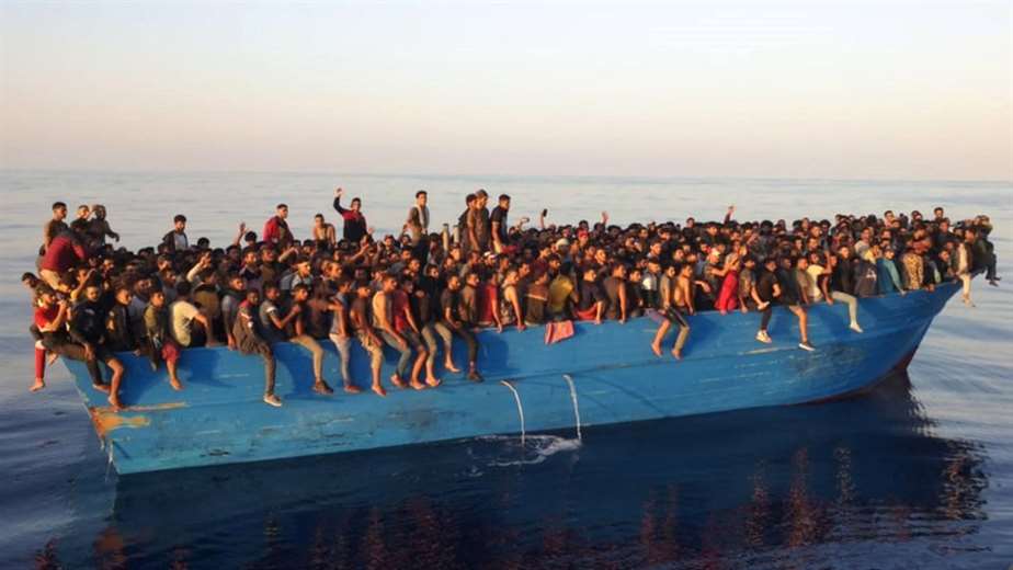 Lee más sobre el artículo Migración a Europa: la impactante imagen de más de 500 personas en una barca encontradas cerca de Italia