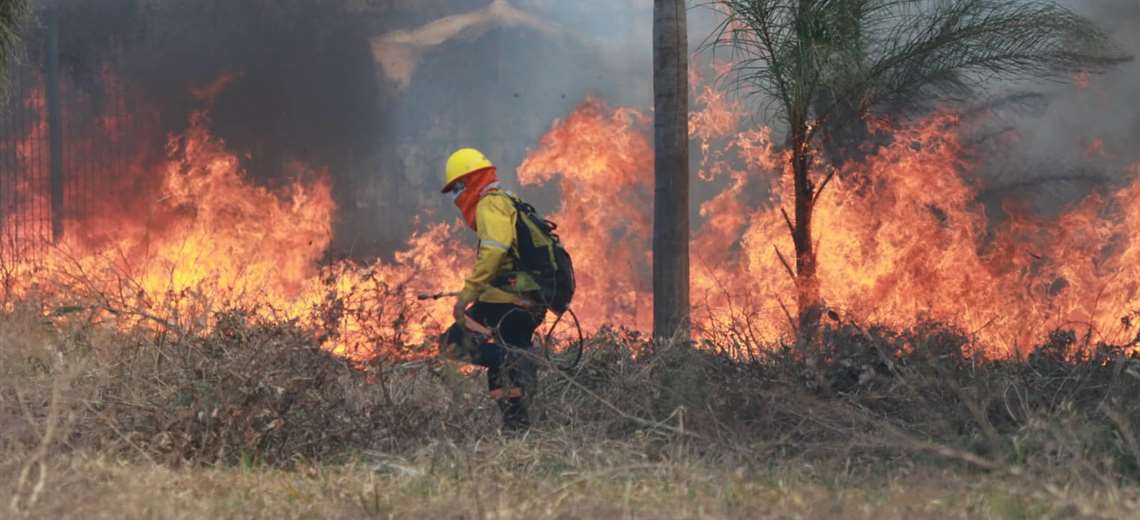 Lee más sobre el artículo Autoridades identifican el origen del incendio en Viru Viru y experto cuestiona la participación de Sabsa