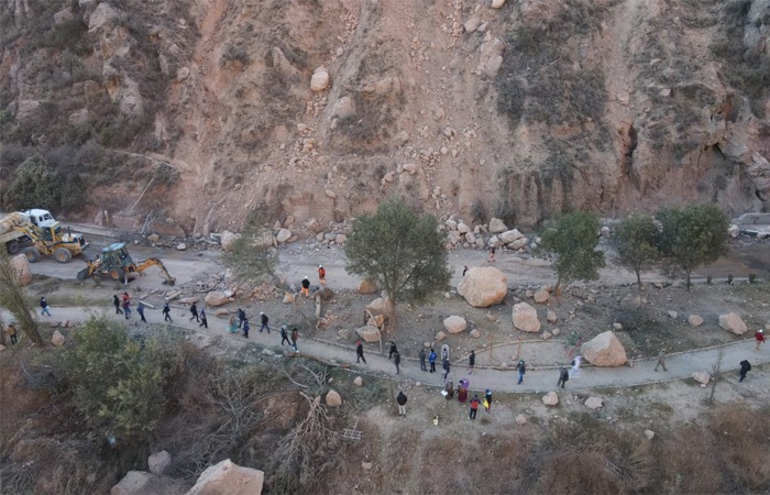 Lee más sobre el artículo Desprendimiento de rocas obliga a cerrar acceso a dos parques en la zona sur de La Paz
