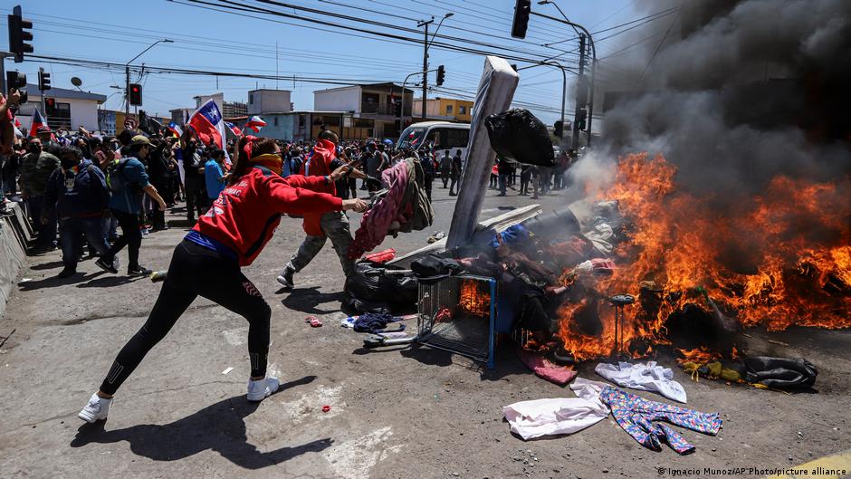 Lee más sobre el artículo Chile: policía inicia investigación por quema de pertenencias de migrantes en Iquique