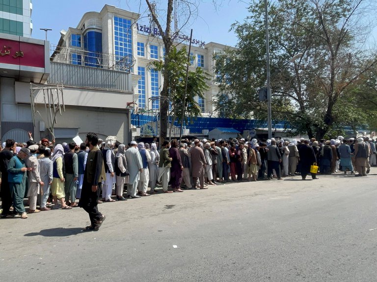 Lee más sobre el artículo La nueva era de los talibanes en Afganistán comenzó con largas colas en los bancos y precios en aumento