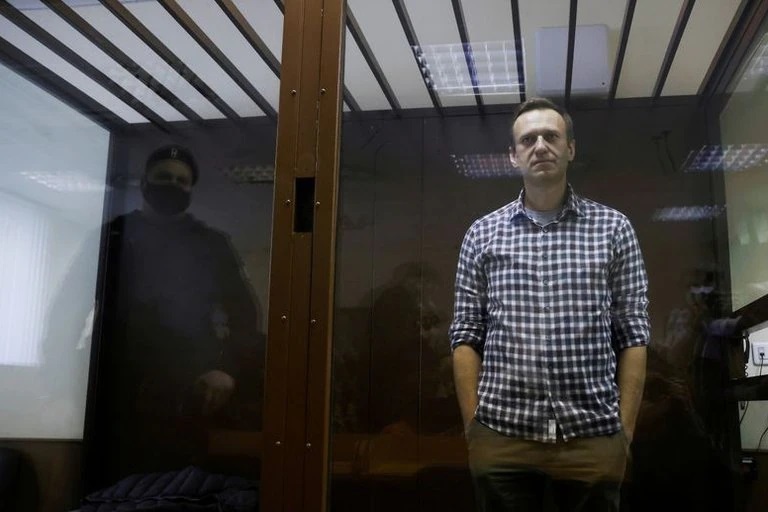 Lee más sobre el artículo Rusia recrudece su persecución y suma acusaciones contra Alexei Navalny: podría pasar una década más en la cárcel