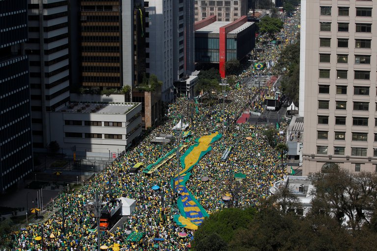 Lee más sobre el artículo Tensión en San Pablo: movilización de los seguidores de Jair Bolsonaro en medio del enfrentamiento con el Poder Judicial