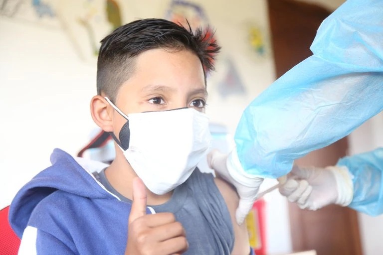 Lee más sobre el artículo Ecuador comenzó a vacunar contra el covid a adolescentes entre 12 y 15 años