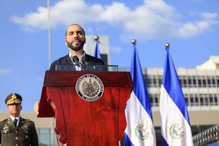 Lee más sobre el artículo Los salvadoreños salen a las calles liderados por jóvenes y mujeres para protestar contra Nayib Bukele en el día de la Independencia