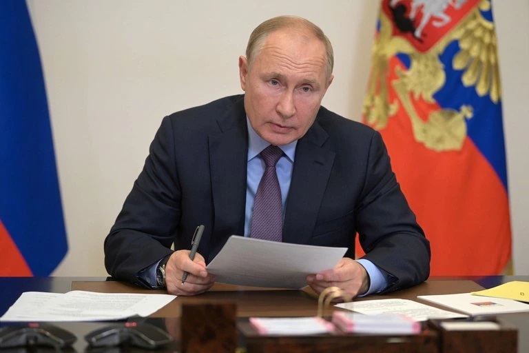 Lee más sobre el artículo Vladimir Putin está aislado, no reveló el resultado de su test de COVID-19 y dijo: “Espero que la Sputnik V muestre su alto nivel de protección”