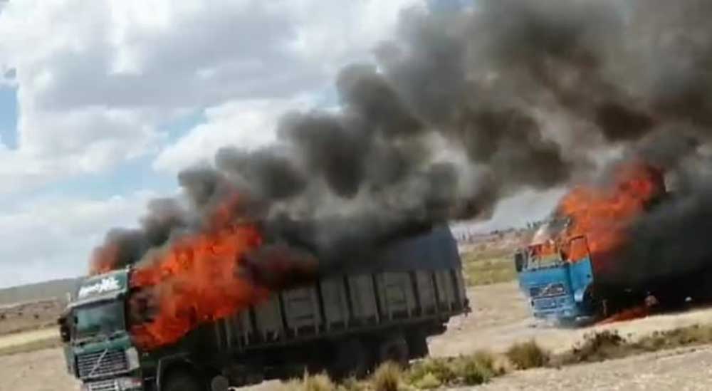 Lee más sobre el artículo Militares del CEO incineran dos camiones con mercadería de contrabando en La Paz