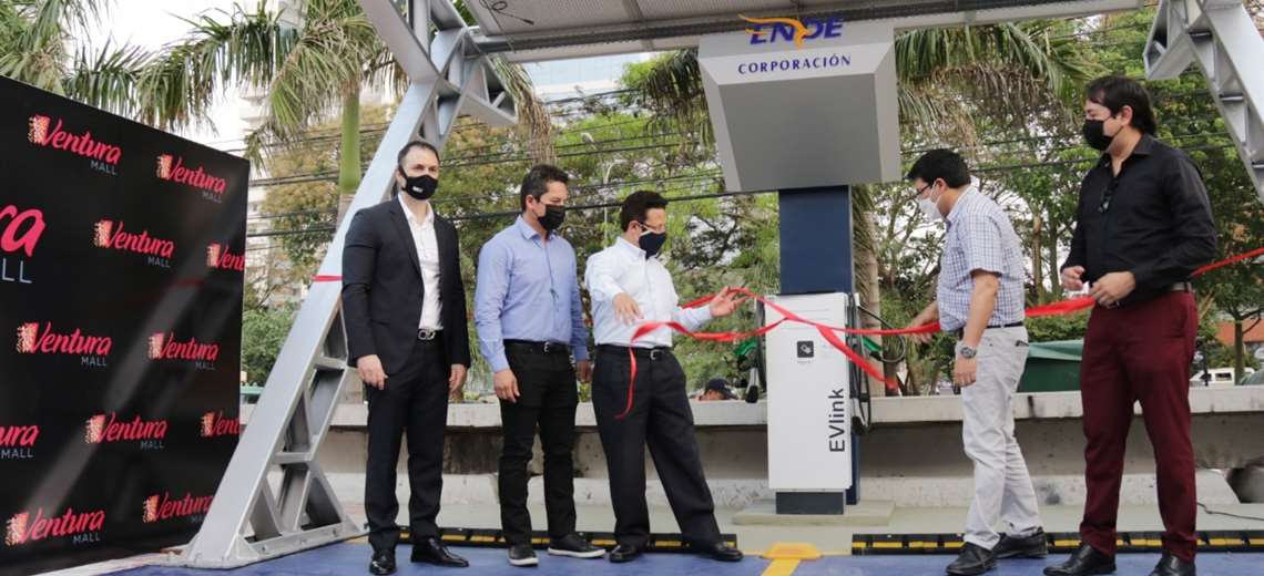 Lee más sobre el artículo Inauguran primera estación de servicio para vehículos eléctricos en Santa Cruz