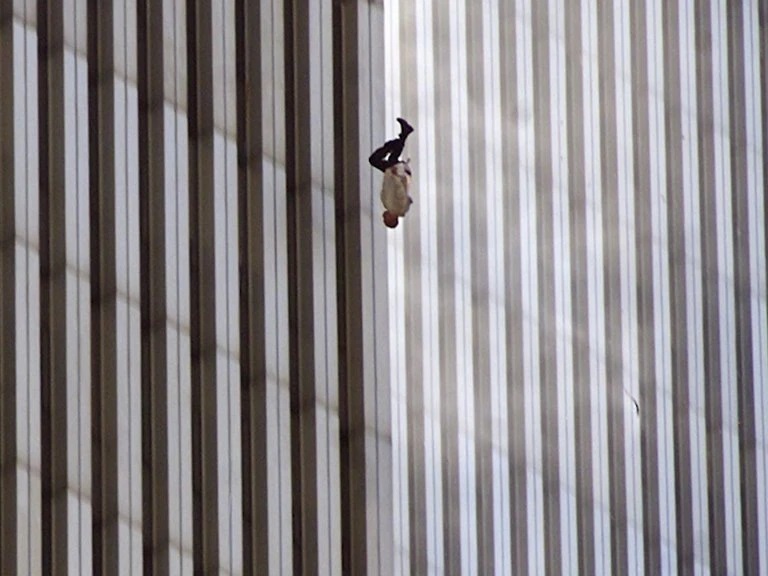 Lee más sobre el artículo Atentados del 11 de septiembre: La historia detrás de la foto “El hombre que cae”
