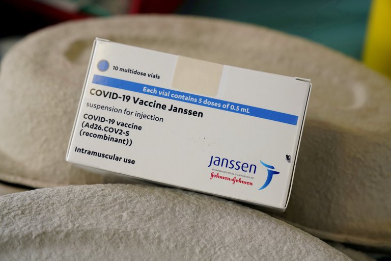 Lee más sobre el artículo Asesores de la FDA recomendaron que todos los mayores de 18 años reciban una dosis de refuerzo de la vacuna de Johnson&Johnson