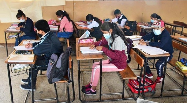 Ministro de Educación admite momento “crítico”; las clases virtuales podrían extenderse por más de un trimestre