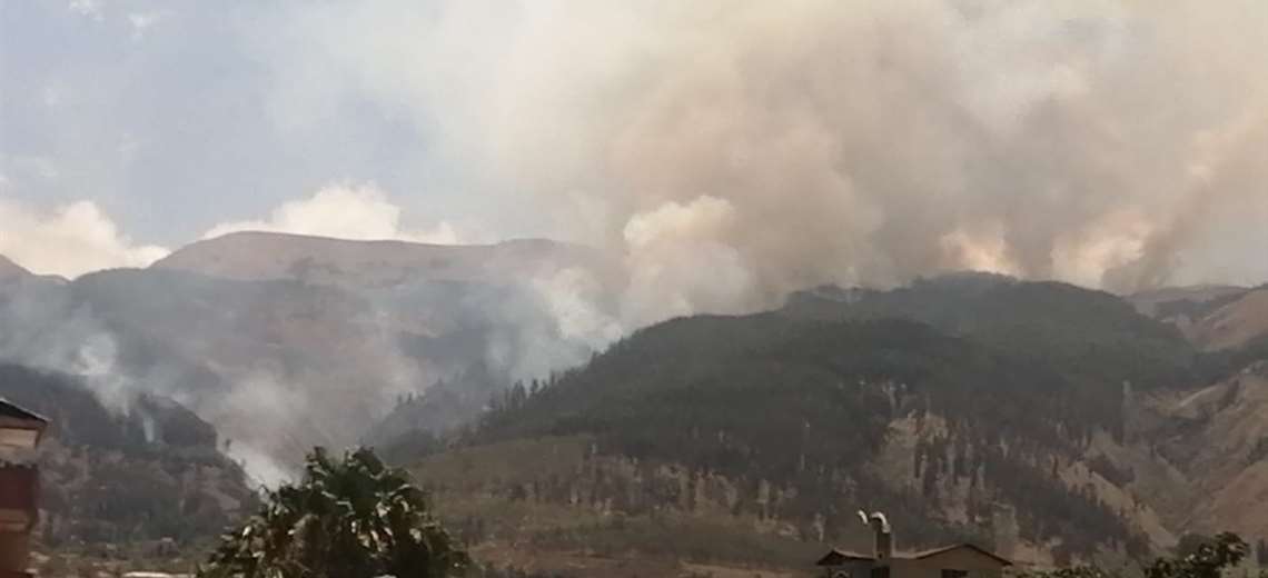 Lee más sobre el artículo Bomberos combaten las llamas de un agresivo incendio en el Parque Nacional Tunari