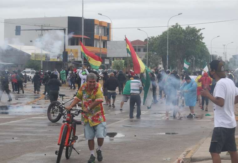 Lee más sobre el artículo El paro tiene fuerza en Santa Cruz y en La Paz una masiva marcha de gremiales llega al centro; hay algunos bloqueos en Cochabamba, Sucre y Potosí