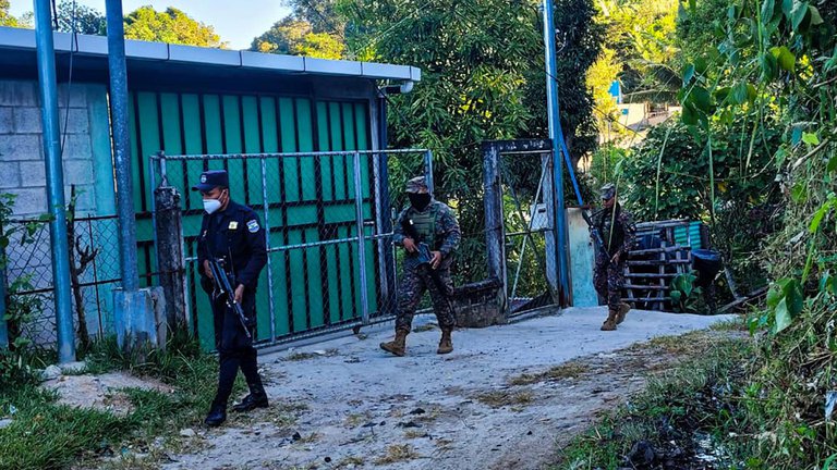 Lee más sobre el artículo Nayib Bukele envió a la Fuerza Armada a las calles para contener la guerra de maras en El Salvador: hubo 32 homicidios en dos días