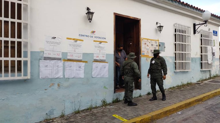 Lee más sobre el artículo El régimen de Maduro mantiene bloqueados 16 portales de noticias y amenazó con decomisar equipos a periodistas que cubrían las elecciones en Venezuela