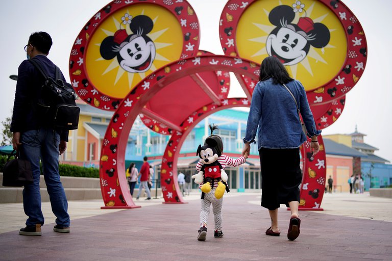 Lee más sobre el artículo El régimen chino encerró a más de 30 mil personas en Disneyland Shanghái tras un caso positivo de COVID-19