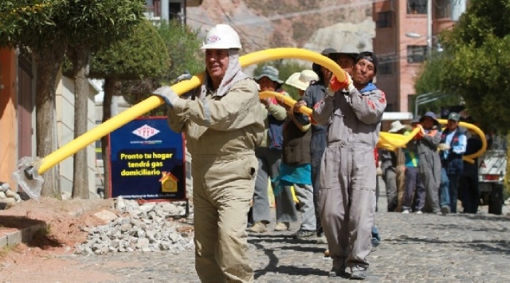 Lee más sobre el artículo YPFB anuncia que instalará gas domiciliario en Perú