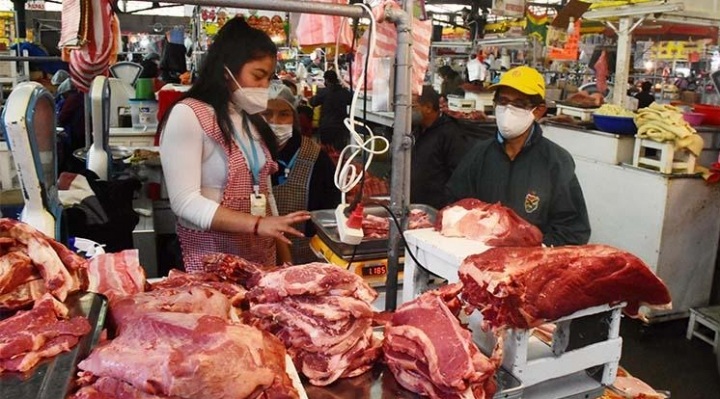 Lee más sobre el artículo Gobierno advierte con vender carne mediante Emapa si continúa el alza